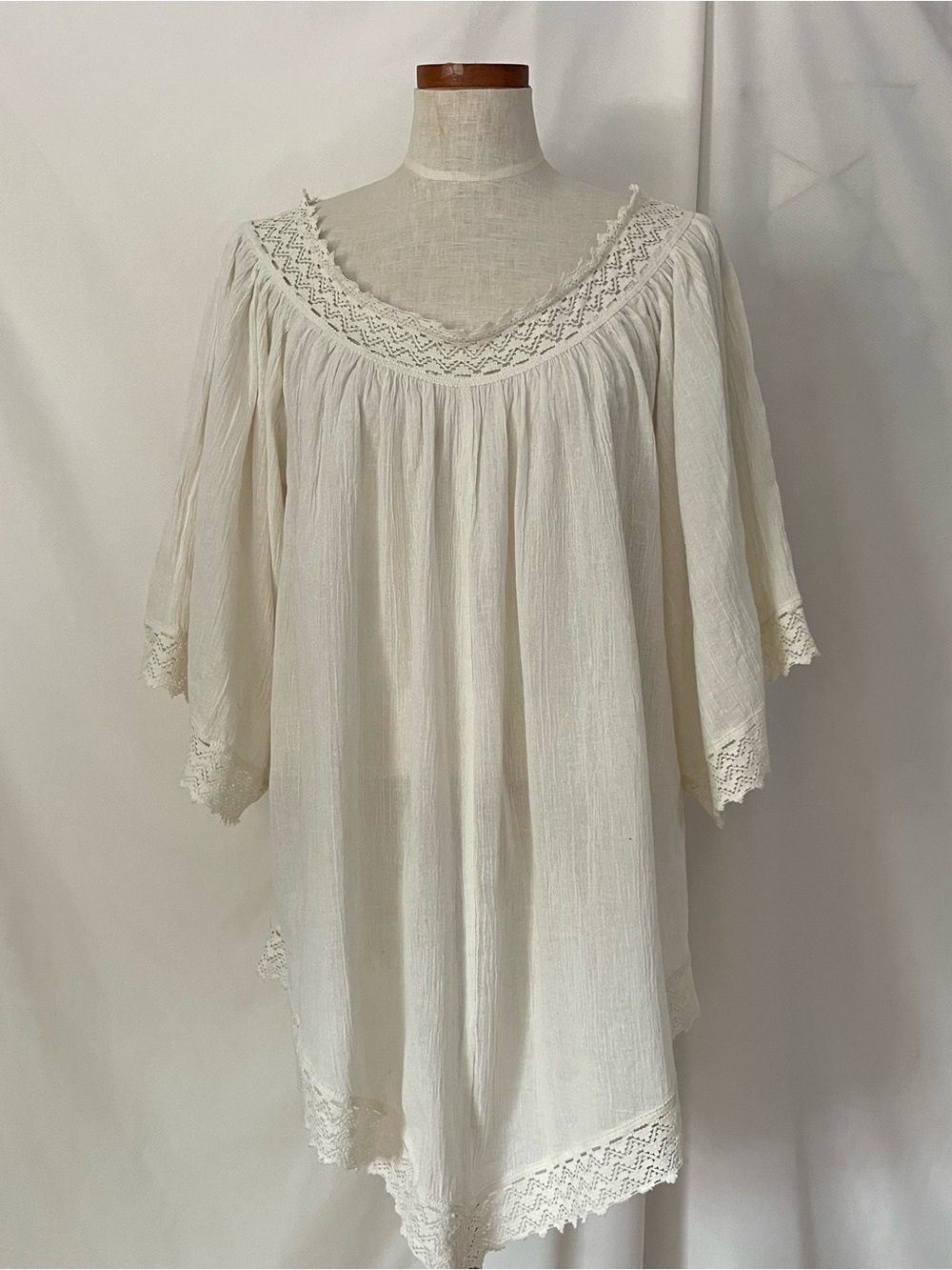 Renaissance era Roaman’s Cream lace trim lagenlook blouse plus size 14 EUC